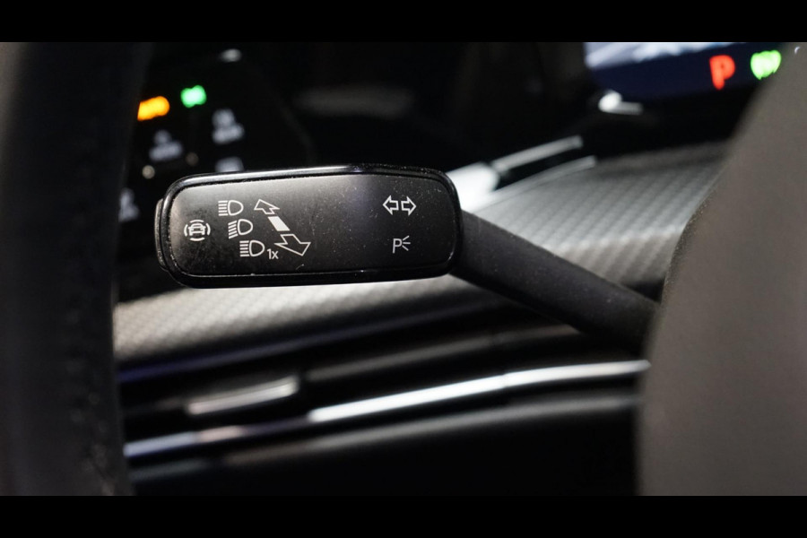 Volkswagen Golf VIII 1.5 eTSI R-Line AUTOMAAT-ACC-AMBIANCE-CAMERA-HARMAN KARDON-IQ LIGHT-KEYLESS-STOELVERWARMING