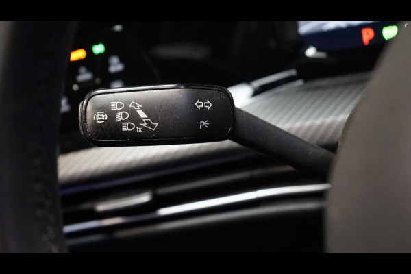 Volkswagen Golf VIII 1.5 eTSI R-Line AUTOMAAT-ACC-AMBIANCE-CAMERA-HARMAN KARDON-IQ LIGHT-KEYLESS-STOELVERWARMING