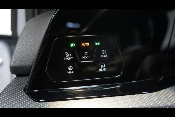 Volkswagen Golf VIII 1.5 eTSI R-Line AUTOMAAT-ACC-AMBIANCE-CAMERA-HARMAN KARDON-IQ LIGHT-KEYLESS-STOELVERWARMING