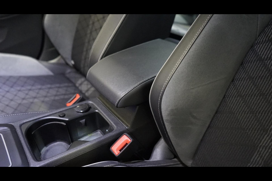 Volkswagen Golf VIII 1.5 eTSI R-Line AUTOMAAT-ACC-AMBIANCE-CAMERA-HARMAN KARDON-IQ LIGHT-KEYLESS-STOELVERWARMING