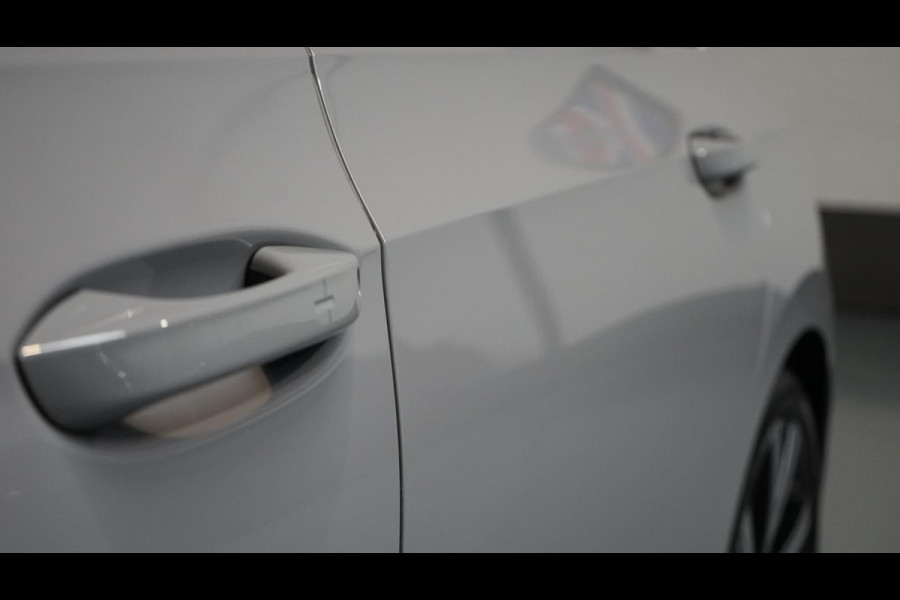 Volkswagen Golf VIII 1.5 eTSI R-Line AUTOMAAT-ACC-AMBIANCE-CAMERA-HARMAN KARDON-IQ LIGHT-KEYLESS-STOELVERWARMING