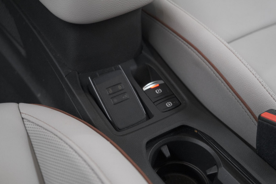 Renault Clio 1.6 E-Tech Hybrid 140 Initiale Paris | Trekhaak | Rondom Camerazicht | Adaptieve Cruise Control | Stoelverwarming