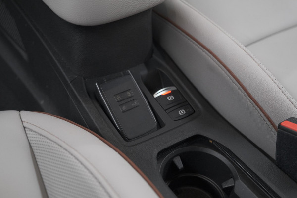 Renault Clio 1.6 E-Tech Hybrid 140 Initiale Paris | Trekhaak | Rondom Camerazicht | Adaptieve Cruise Control | Stoelverwarming