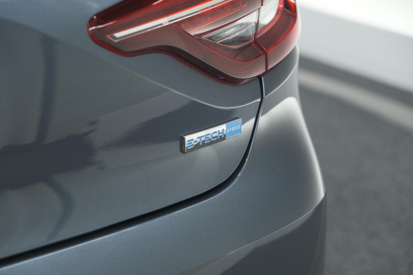 Renault Clio 1.6 E-Tech Hybrid 140 Initiale Paris | Trekhaak | Rondom Camerazicht | Adaptieve Cruise Control | Stoelverwarming