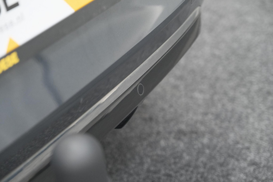 Renault Clio 1.6 E-Tech Hybrid 140 Initiale Paris | Trekhaak | Rondom Camerazicht | Adaptieve Cruise Control | Stoelverwarming