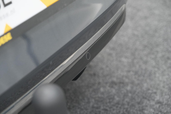 Renault Clio 1.6 E-Tech Hybrid 140 Initiale Paris | Trekhaak | Rondom Camerazicht | Adaptieve Cruise Control | Stoelverwarming