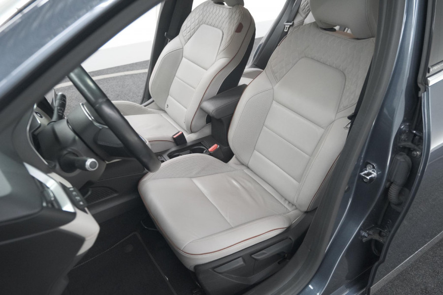 Renault Clio 1.6 E-Tech Hybrid 140 Initiale Paris | Trekhaak | Rondom Camerazicht | Adaptieve Cruise Control | Stoelverwarming