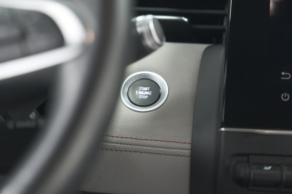 Renault Clio 1.6 E-Tech Hybrid 140 Initiale Paris | Trekhaak | Rondom Camerazicht | Adaptieve Cruise Control | Stoelverwarming