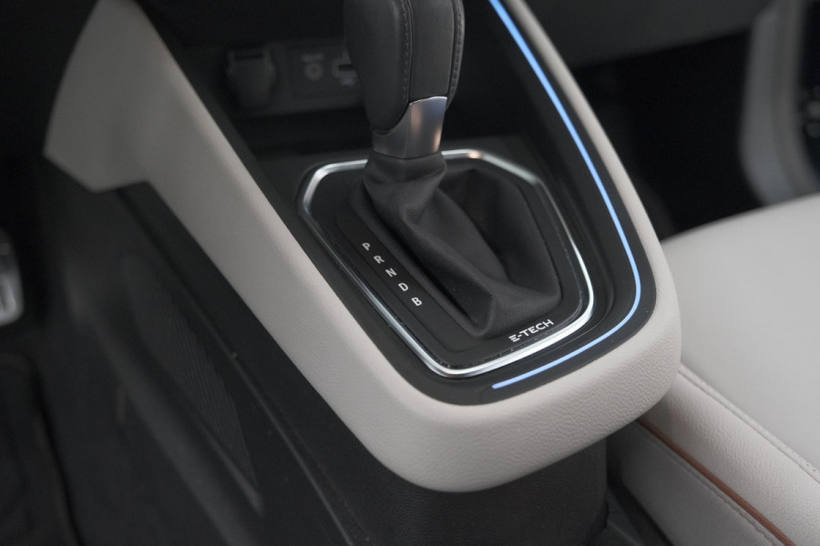 Renault Clio 1.6 E-Tech Hybrid 140 Initiale Paris | Trekhaak | Rondom Camerazicht | Adaptieve Cruise Control | Stoelverwarming