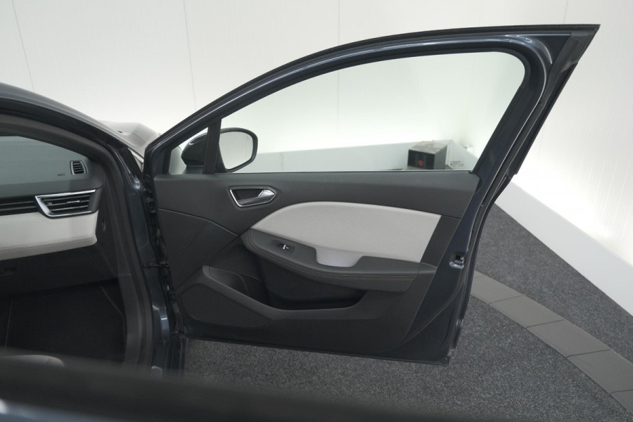 Renault Clio 1.6 E-Tech Hybrid 140 Initiale Paris | Trekhaak | Rondom Camerazicht | Adaptieve Cruise Control | Stoelverwarming