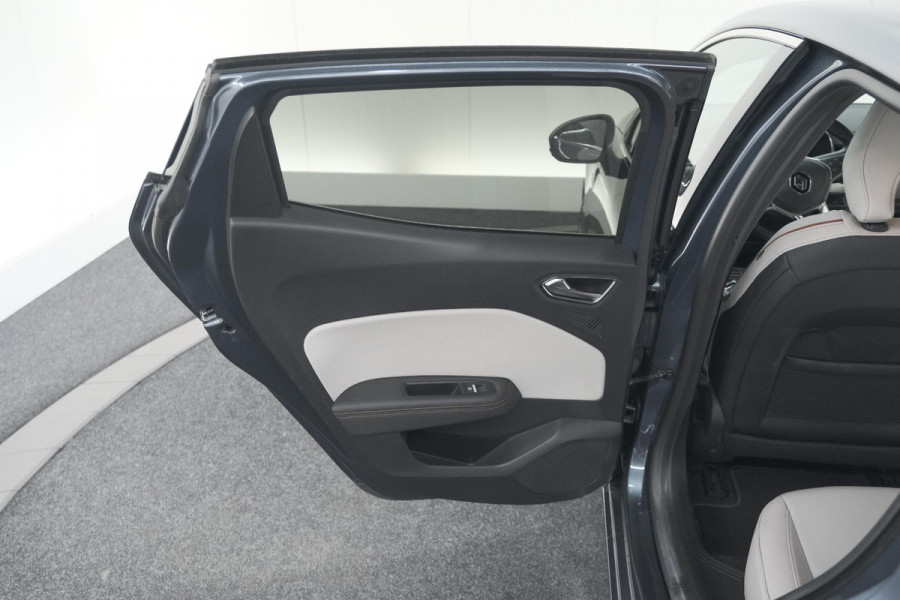 Renault Clio 1.6 E-Tech Hybrid 140 Initiale Paris | Trekhaak | Rondom Camerazicht | Adaptieve Cruise Control | Stoelverwarming