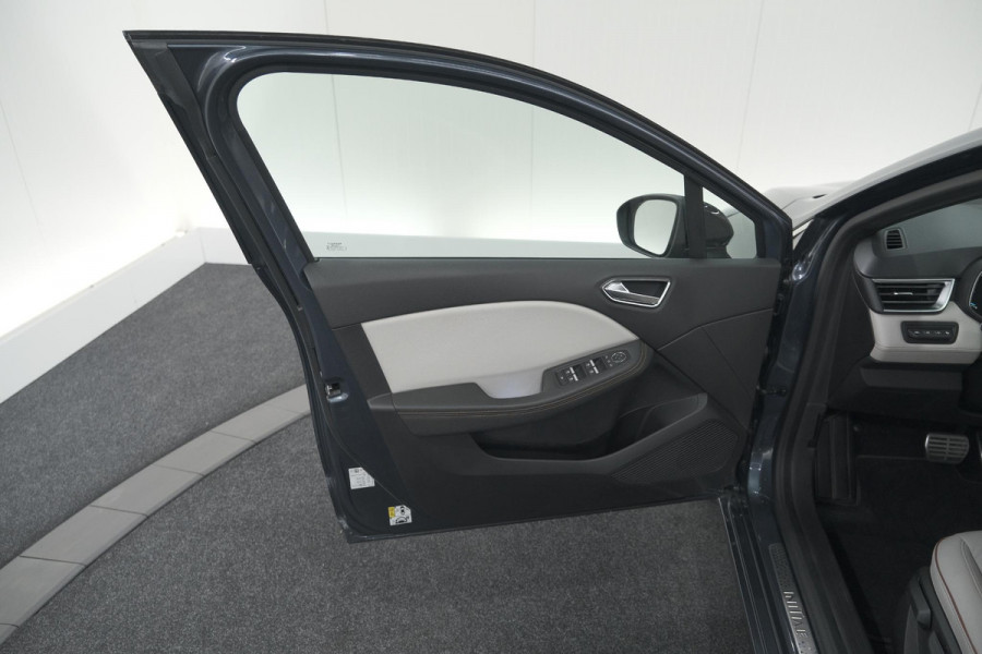 Renault Clio 1.6 E-Tech Hybrid 140 Initiale Paris | Trekhaak | Rondom Camerazicht | Adaptieve Cruise Control | Stoelverwarming