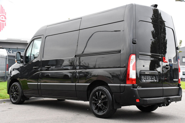 Renault Master T35 2.3 dCi 180 L2H2 Black Edition Camera, Cruise, Carplay, 2 x Schuifdeur, 180pk, Automaat, Trekhaak, Multimedia, Uniek!