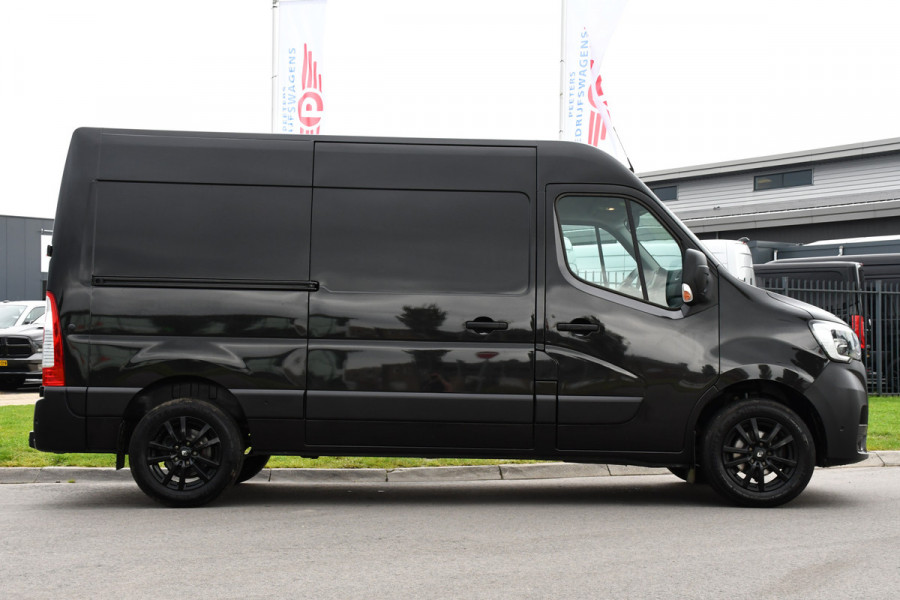 Renault Master T35 2.3 dCi 180 L2H2 Black Edition Camera, Cruise, Carplay, 2 x Schuifdeur, 180pk, Automaat, Trekhaak, Multimedia, Uniek!