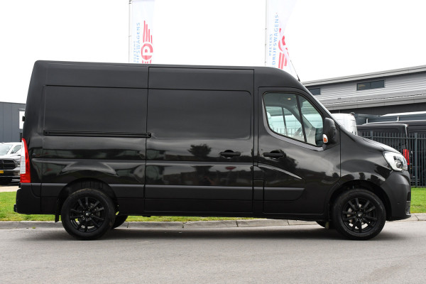 Renault Master T35 2.3 dCi 180 L2H2 Black Edition Camera, Cruise, Carplay, 2 x Schuifdeur, 180pk, Automaat, Trekhaak, Multimedia, Uniek!
