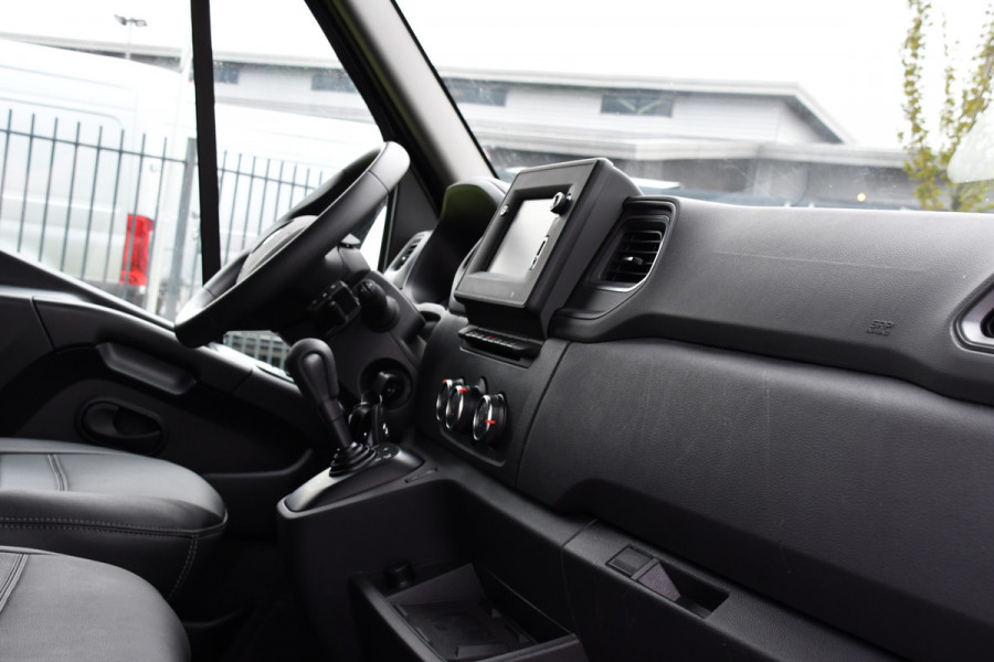 Renault Master T35 2.3 dCi 180 L2H2 Black Edition Camera, Cruise, Carplay, 2 x Schuifdeur, 180pk, Automaat, Trekhaak, Multimedia, Uniek!