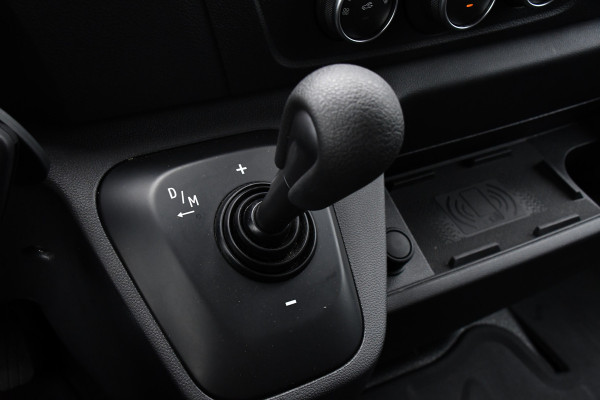 Renault Master T35 2.3 dCi 180 L2H2 Black Edition Camera, Cruise, Carplay, 2 x Schuifdeur, 180pk, Automaat, Trekhaak, Multimedia, Uniek!