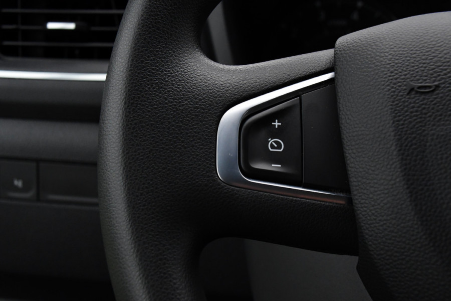 Renault Master T35 2.3 dCi 180 L2H2 Black Edition Camera, Cruise, Carplay, 2 x Schuifdeur, 180pk, Automaat, Trekhaak, Multimedia, Uniek!