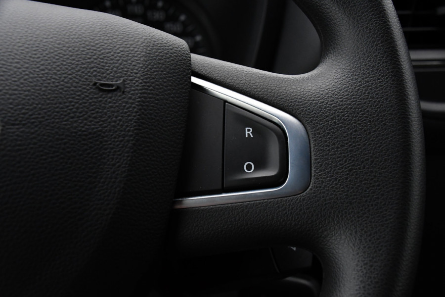 Renault Master T35 2.3 dCi 180 L2H2 Black Edition Camera, Cruise, Carplay, 2 x Schuifdeur, 180pk, Automaat, Trekhaak, Multimedia, Uniek!