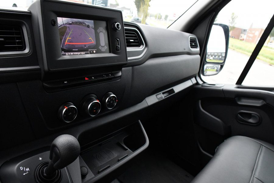 Renault Master T35 2.3 dCi 180 L2H2 Black Edition Camera, Cruise, Carplay, 2 x Schuifdeur, 180pk, Automaat, Trekhaak, Multimedia, Uniek!