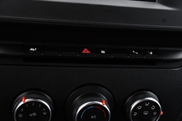 Renault Master T35 2.3 dCi 180 L2H2 Black Edition Camera, Cruise, Carplay, 2 x Schuifdeur, 180pk, Automaat, Trekhaak, Multimedia, Uniek!