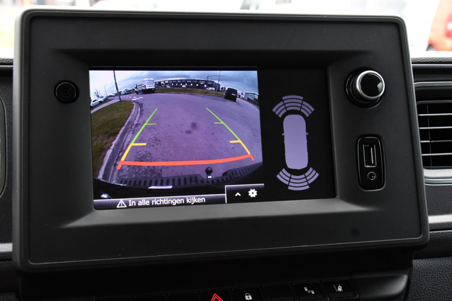 Renault Master T35 2.3 dCi 180 L2H2 Black Edition Camera, Cruise, Carplay, 2 x Schuifdeur, 180pk, Automaat, Trekhaak, Multimedia, Uniek!