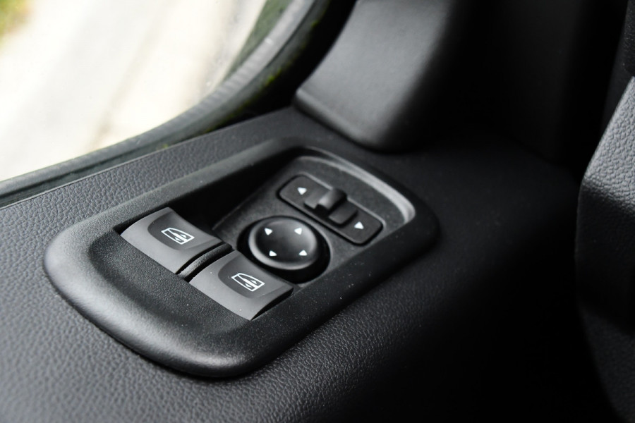 Renault Master T35 2.3 dCi 180 L2H2 Black Edition Camera, Cruise, Carplay, 2 x Schuifdeur, 180pk, Automaat, Trekhaak, Multimedia, Uniek!