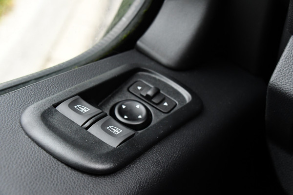 Renault Master T35 2.3 dCi 180 L2H2 Black Edition Camera, Cruise, Carplay, 2 x Schuifdeur, 180pk, Automaat, Trekhaak, Multimedia, Uniek!