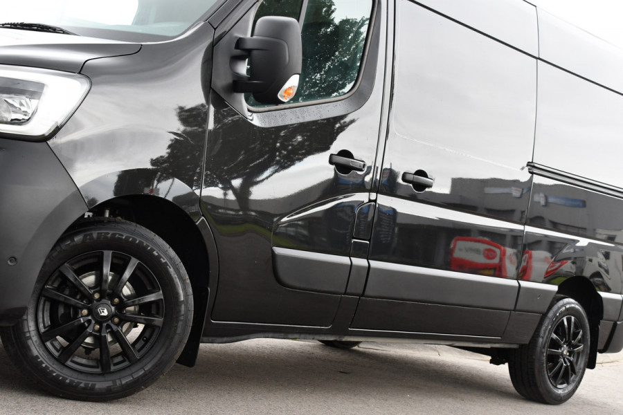 Renault Master T35 2.3 dCi 180 L2H2 Black Edition Camera, Cruise, Carplay, 2 x Schuifdeur, 180pk, Automaat, Trekhaak, Multimedia, Uniek!