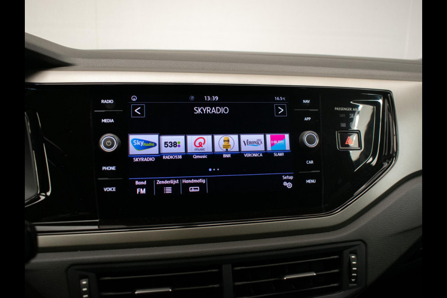 Volkswagen Polo 1.0 TSI Comfortline Sport (APPLE CARPLAY,NAVI,ADAPTIVE CRUISE,LED,DAB,SPORTSTOELEN,LM VELGEN,NETTE STAAT) Volkswagen Polo 1.0 TSI Comfortline Sport (APPLE CARPLAY,NAVI,ADAPTIVE CRUISE,LED,DAB,SPORTSTOELEN,LM VELGEN,NETTE STAAT)