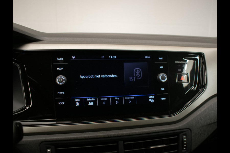 Volkswagen Polo 1.0 TSI Comfortline Sport (APPLE CARPLAY,NAVI,ADAPTIVE CRUISE,LED,DAB,SPORTSTOELEN,LM VELGEN,NETTE STAAT) Volkswagen Polo 1.0 TSI Comfortline Sport (APPLE CARPLAY,NAVI,ADAPTIVE CRUISE,LED,DAB,SPORTSTOELEN,LM VELGEN,NETTE STAAT)