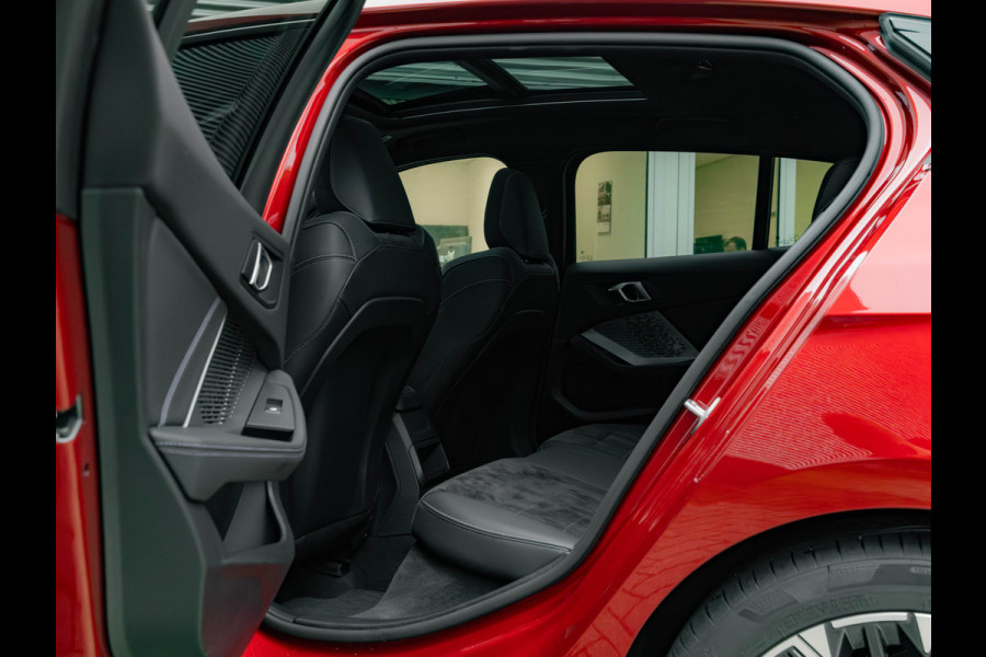 BMW 1-serie 120 M-Sport Pro - Pano - Trekhaak - Driving Ass - Camera