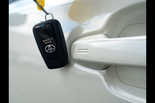 Toyota C-HR 2.0 Hybrid Bi-Tone | Dodehoek sensoren | Stuur&Stoel verw. | Parkeersensoren | Prijs Rijklaar!! Toyota C-HR 2.0 Hybrid Bi-Tone | Dodehoek sensoren | Stuur&Stoel verw. | Parkeersensoren | Prijs Rijklaar!!