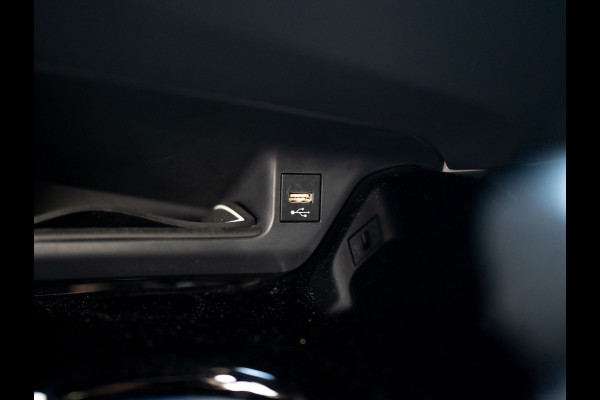 Toyota C-HR 2.0 Hybrid Bi-Tone | Dodehoek sensoren | Stuur&Stoel verw. | Parkeersensoren | Prijs Rijklaar!! Toyota C-HR 2.0 Hybrid Bi-Tone | Dodehoek sensoren | Stuur&Stoel verw. | Parkeersensoren | Prijs Rijklaar!!