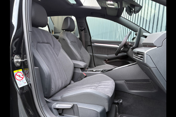 Volkswagen Golf 1.5 eTSI 50 Edition | Panodak | Stoelgeheugen | Head up | Trekhaak Elk. Wegkl. | Harman/ Kardon | Prijs Rijklaar!!