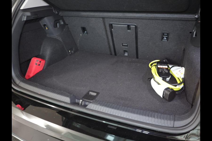 Volkswagen Golf 1.5 eHybrid Style Edition 204PK PHEV | Navigatie | Matrix koplampen | 18"LM velgen | Head up Display | Volkswagen Golf 1.5 eHybrid Style Edition 204PK PHEV | Navigatie | Matrix koplampen | 18"LM velgen | Head up Display |