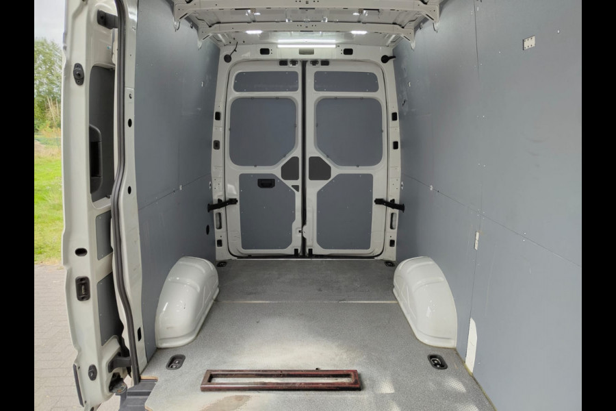 Volkswagen Crafter 2.0TDI L3H2 30 Airco Camera Navi Bluetooth EURO 6 Betonplex vloer Wandbekleding Schuifdeur 2.500kg trekvermogen keurige bus!