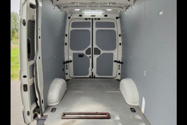 Volkswagen Crafter 2.0TDI L3H2 30 Airco Camera Navi Bluetooth EURO 6 Betonplex vloer Wandbekleding Schuifdeur 2.500kg trekvermogen keurige bus!