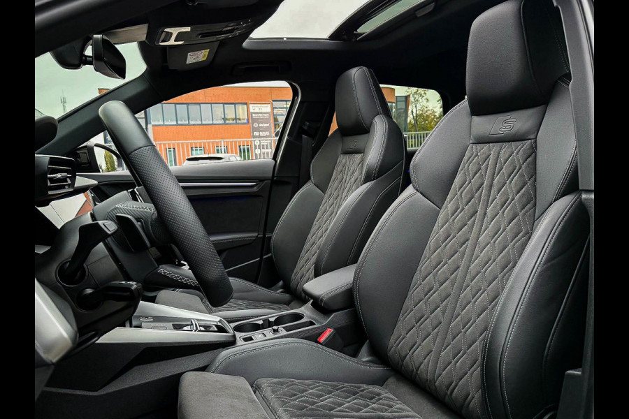 Audi A3 Sportback 40 TFSI e PHEV S Edition S-line 204pk S-Tronic! Panoramadak|Virtual Cockpit|Kuipstoelen|LED Matrix|Camera|Black Audi A3 Sportback 40 TFSI e PHEV S Edition S-line 204pk S-Tronic! Panoramadak|Virtual Cockpit|Kuipstoelen|LED Matrix|Camera|Black