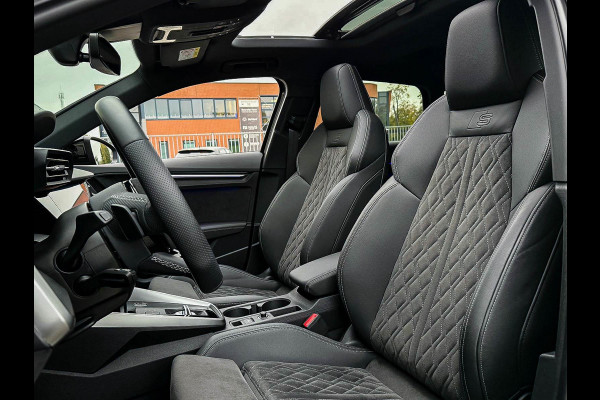 Audi A3 Sportback 40 TFSI e PHEV S Edition S-line 204pk S-Tronic! Panoramadak|Virtual Cockpit|Kuipstoelen|LED Matrix|Camera|Black Audi A3 Sportback 40 TFSI e PHEV S Edition S-line 204pk S-Tronic! Panoramadak|Virtual Cockpit|Kuipstoelen|LED Matrix|Camera|Black