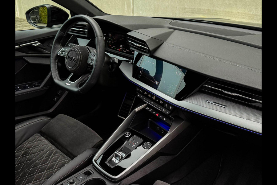 Audi A3 Sportback 40 TFSI e PHEV S Edition S-line 204pk S-Tronic! Panoramadak|Virtual Cockpit|Kuipstoelen|LED Matrix|Camera|Black Audi A3 Sportback 40 TFSI e PHEV S Edition S-line 204pk S-Tronic! Panoramadak|Virtual Cockpit|Kuipstoelen|LED Matrix|Camera|Black