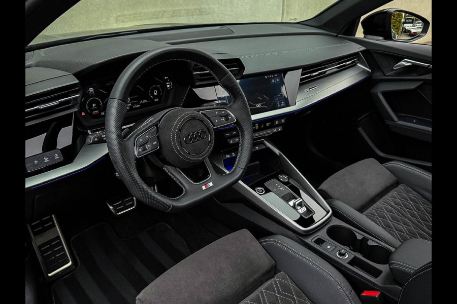 Audi A3 Sportback 40 TFSI e PHEV S Edition S-line 204pk S-Tronic! Panoramadak|Virtual Cockpit|Kuipstoelen|LED Matrix|Camera|Black Audi A3 Sportback 40 TFSI e PHEV S Edition S-line 204pk S-Tronic! Panoramadak|Virtual Cockpit|Kuipstoelen|LED Matrix|Camera|Black