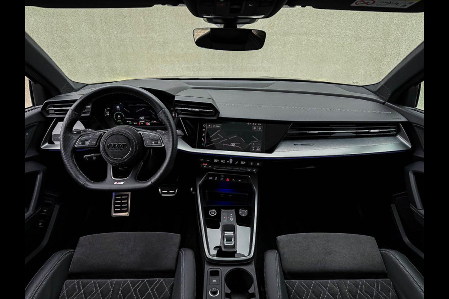 Audi A3 Sportback 40 TFSI e PHEV S Edition S-line 204pk S-Tronic! Panoramadak|Virtual Cockpit|Kuipstoelen|LED Matrix|Camera|Black Audi A3 Sportback 40 TFSI e PHEV S Edition S-line 204pk S-Tronic! Panoramadak|Virtual Cockpit|Kuipstoelen|LED Matrix|Camera|Black