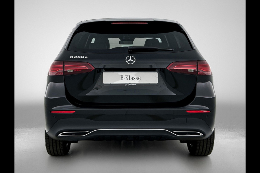 Mercedes-Benz B-Klasse 250 e Business Solution Luxury Line | Panoramaschuifdak | Trekhaak | GUARD 360 ° Vehicle protection Plus | Sierelementen in openporig lindehout zwart | Donkergetint glas achter | EASY PACK achterklep |