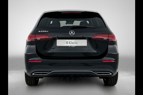 Mercedes-Benz B-Klasse 250 e Business Solution Luxury Line | Panoramaschuifdak | Trekhaak | GUARD 360 ° Vehicle protection Plus | Sierelementen in openporig lindehout zwart | Donkergetint glas achter | EASY PACK achterklep |