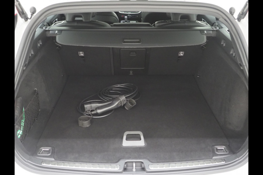 Volvo V60 2.0 T6 Recharge AWD R-Design | Pilot Assist | Keyless | Camera | Memory | Carplay Volvo V60 2.0 T6 Recharge AWD R-Design | Pilot Assist | Keyless | Camera | Memory | Carplay