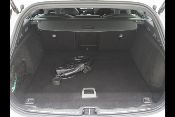 Volvo V60 2.0 T6 Recharge AWD R-Design | Pilot Assist | Keyless | Camera | Memory | Carplay Volvo V60 2.0 T6 Recharge AWD R-Design | Pilot Assist | Keyless | Camera | Memory | Carplay