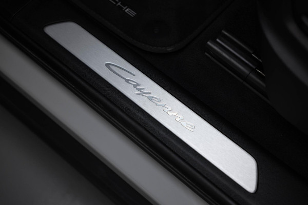 Porsche Cayenne 3.0 E-Hybrid |Pano|Krijt|SportChrono|Fabrieksgarantie t/m 2029|