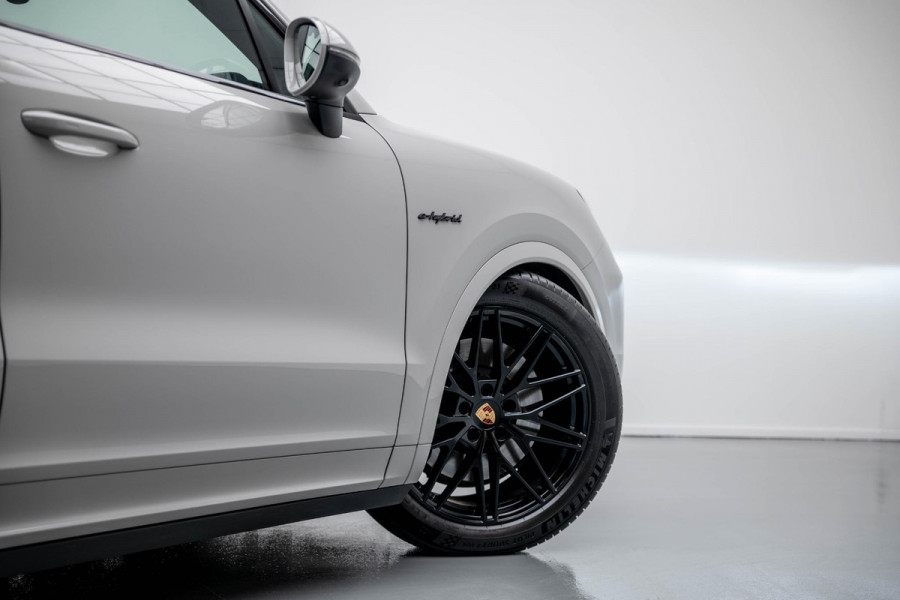 Porsche Cayenne 3.0 E-Hybrid |Pano|Krijt|SportChrono|Fabrieksgarantie t/m 2029|