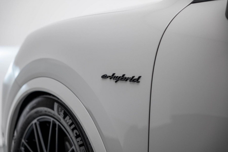 Porsche Cayenne 3.0 E-Hybrid |Pano|Krijt|SportChrono|Fabrieksgarantie t/m 2029|
